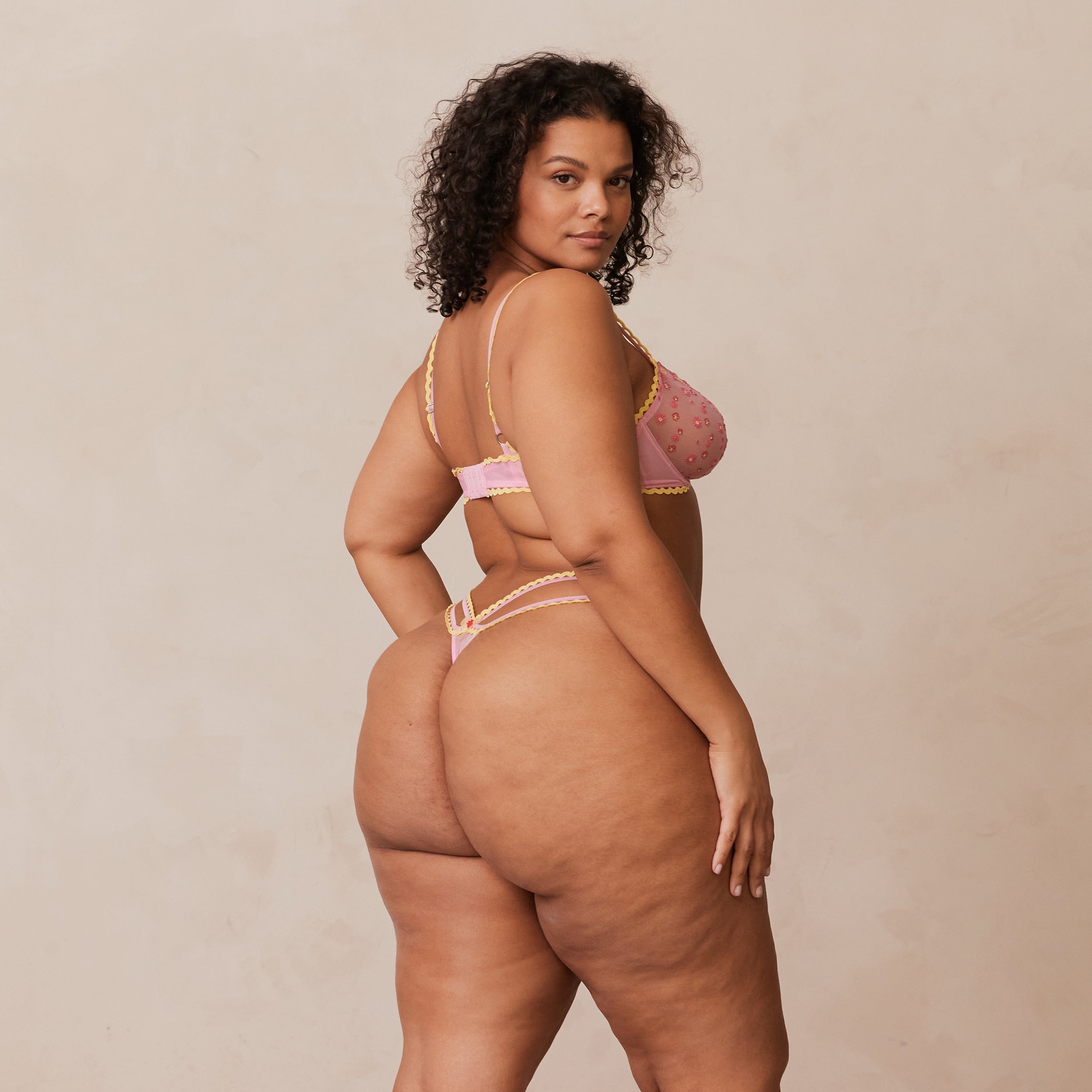 Daisy Embroidered Balcony Soutien-Gorge  | Leslie, 95DD/XL (String)