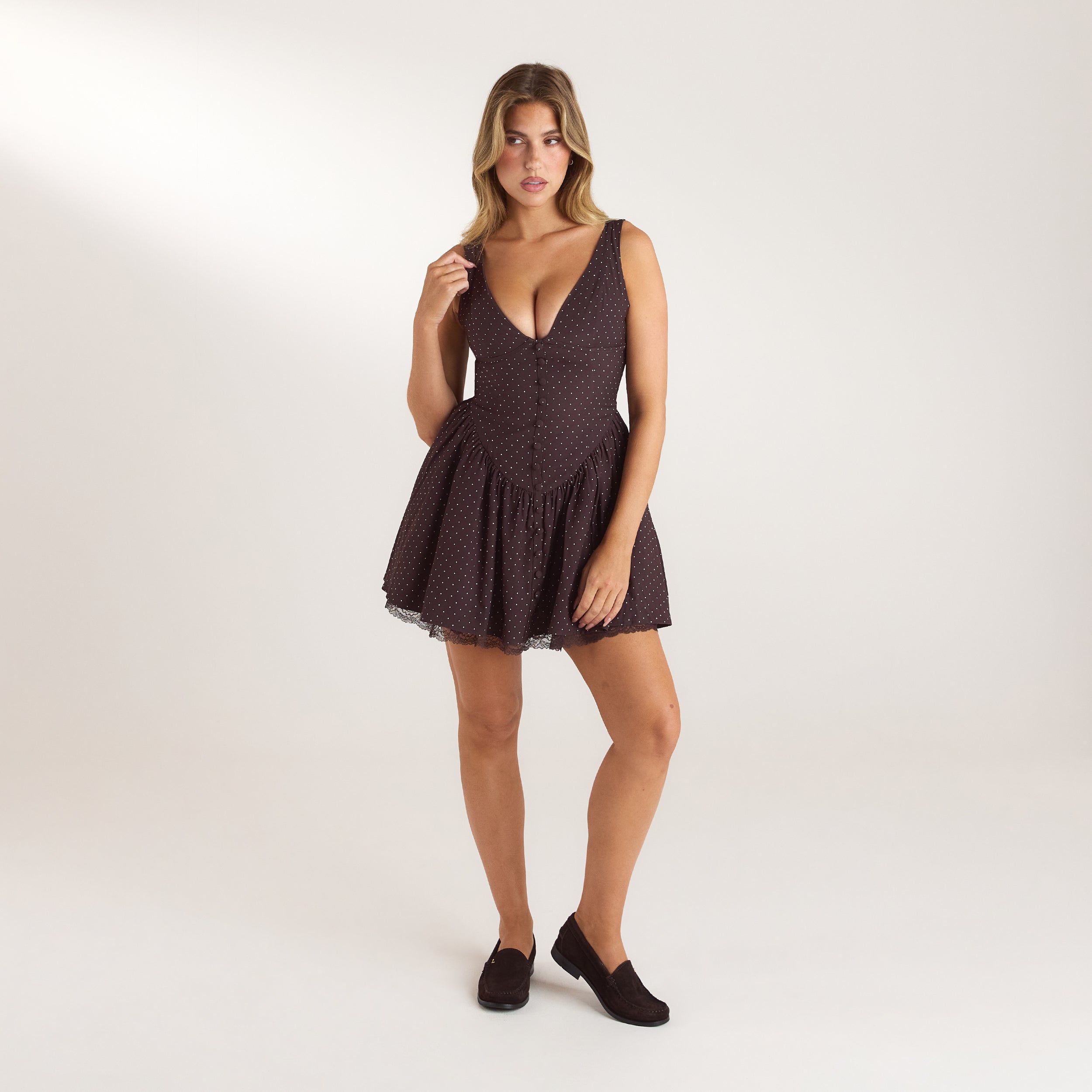 Robe Mini Plongeante en Dentelle | Robe Mini Plongeante en Dentelle - Chocolat à Pois