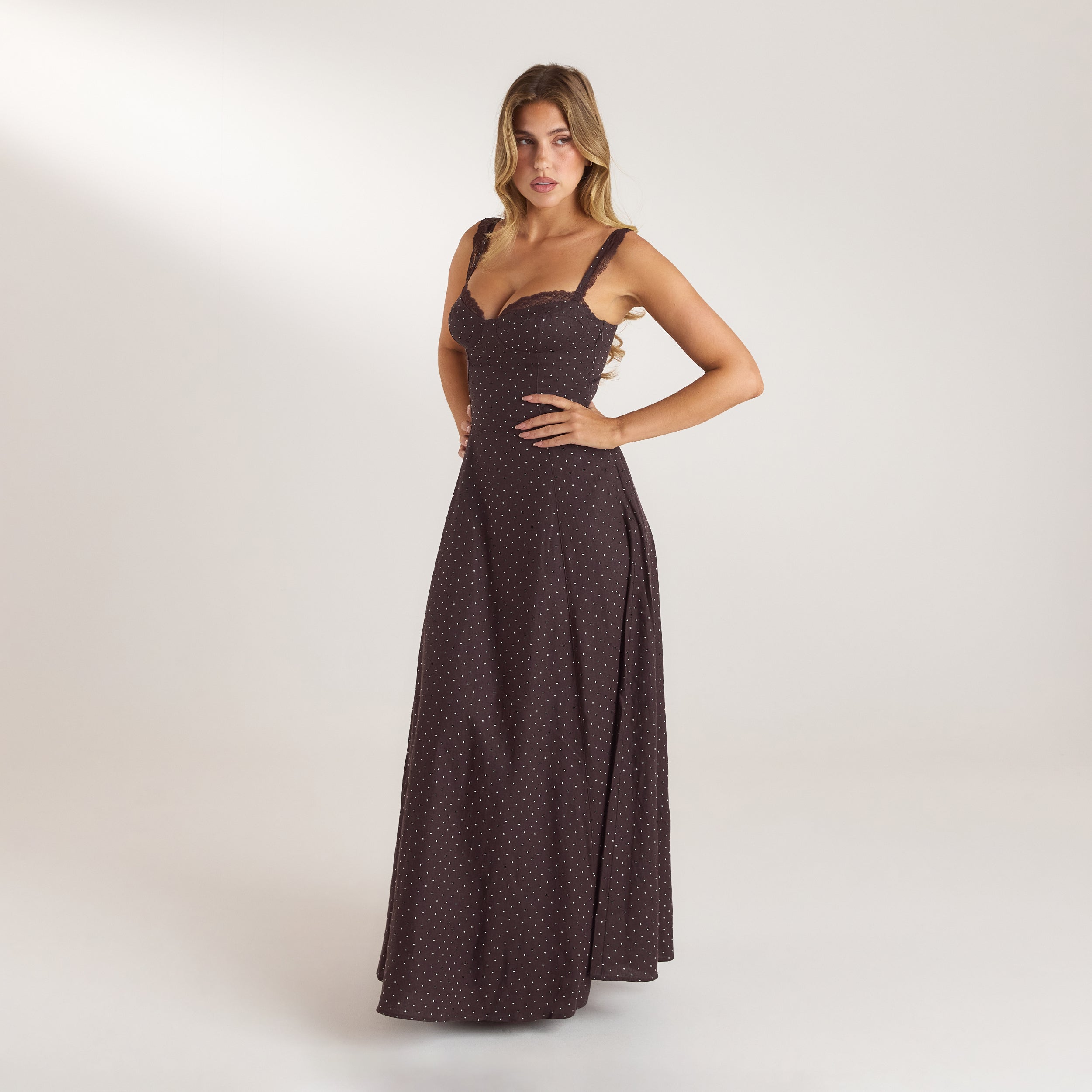 Robe Maxi avec Bordure en Dentelle | Robe Maxi avec Bordure en Dentelle - Chocolat à Pois