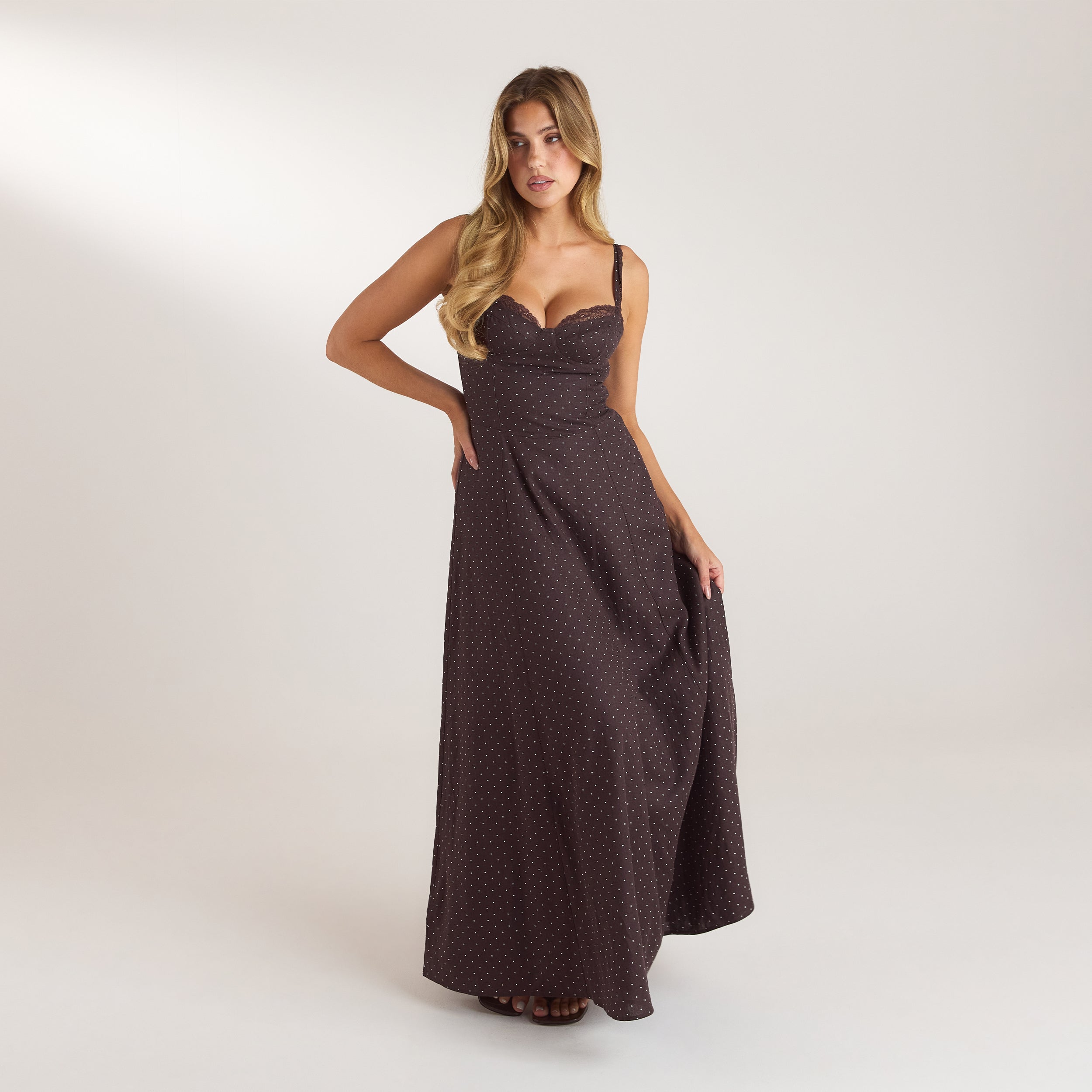 Robe Maxi avec Bordure en Dentelle | Robe Maxi avec Bordure en Dentelle - Chocolat à Pois